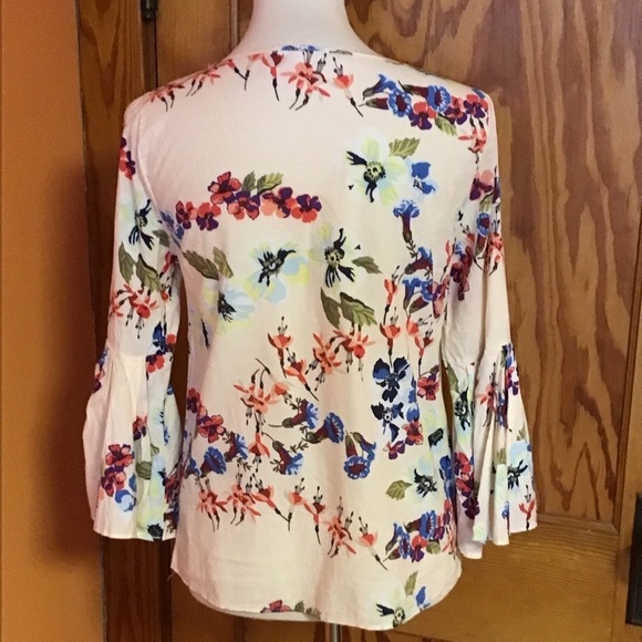 3 for 20 $ bundle Jane & Delancey Bright Floral Bell Sleeve Blouse - Picture 16 of 16